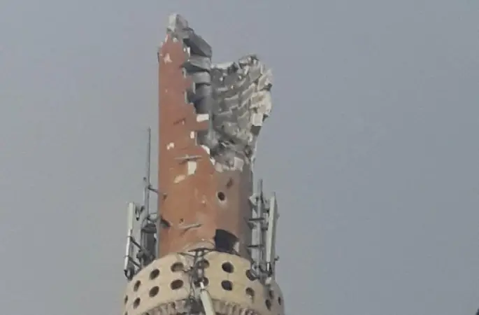 Diyarbakır'da Cami minaresine yıldırım isabet etti