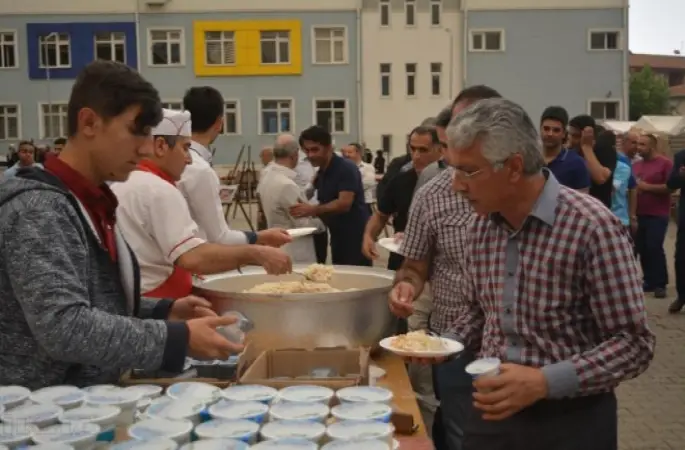 İmam Hatip Lisesi mezunları “Pilav Günü”nde buluştu.