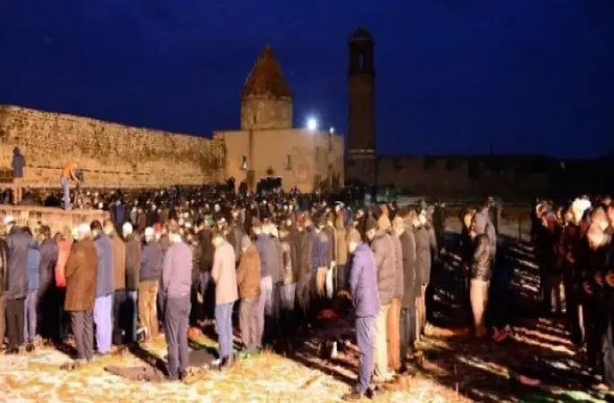 Erzurum'da Kar Altında Kurtuluş Namazı