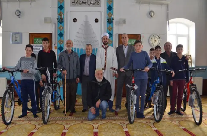 Camiye 40 gün boyunca gelen çocuklar ödüllendirildi