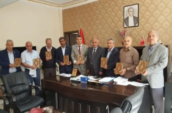 Muhtarlardan Müftü Öztürkçü’ye plaket