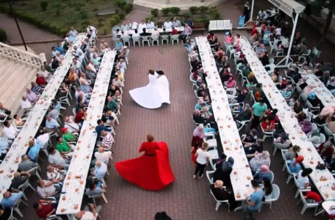İmamlar Cami Cemaatine ve Çocuklara İftar Yemeği Verdi
