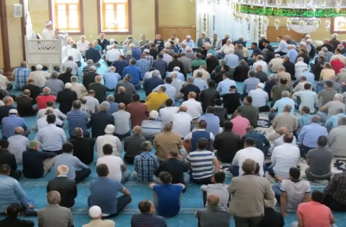 Adana'da ramazanın ilk cuma namazında camiler doldu