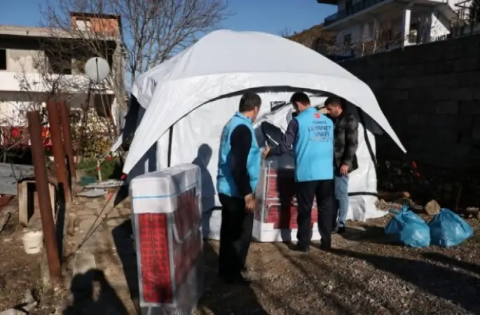 Türkiye Arnavutluk'taki depremzedelere yardıma devam ediyor