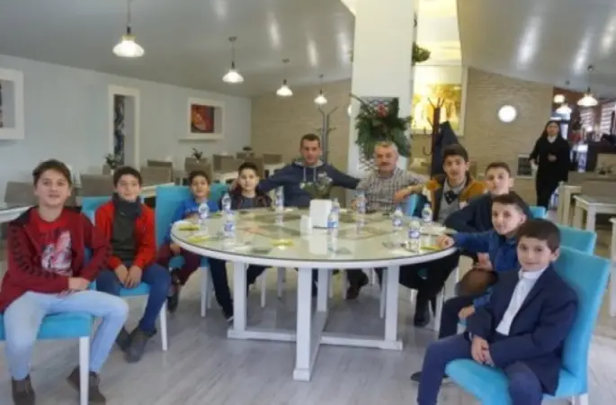 ‘Haydi Çocuklar Camiye’ projesine katılan çocuklara ikram