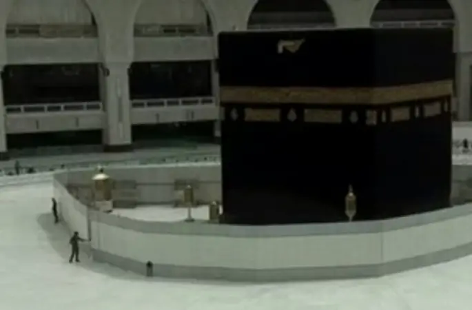 Kabe’de cuma namazı tavaf alanının dışında kılındı