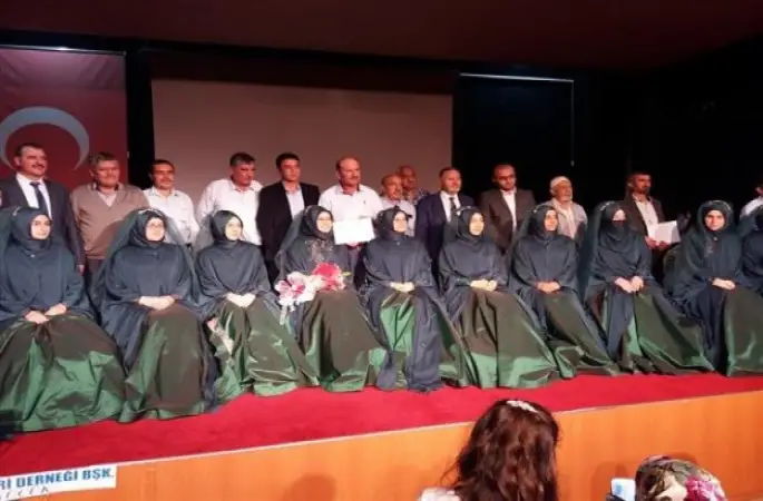 Hafızlık Eğitimi Tamamlayan 10 Kız Öğrenci Taç Giydi