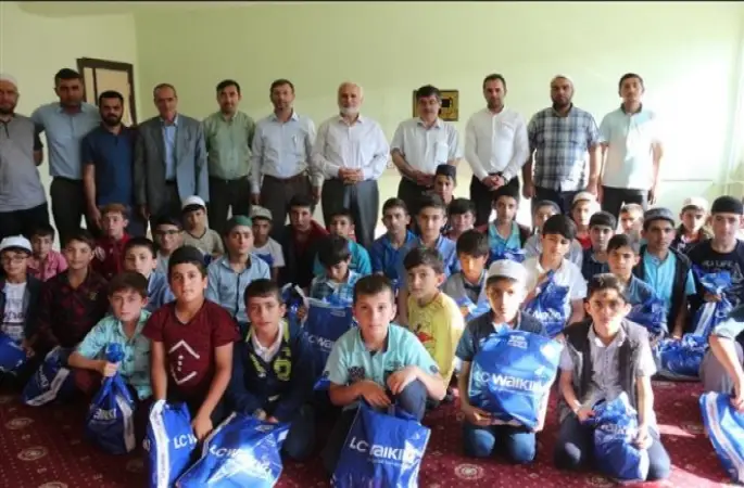 Ağrı Müftülüğünden Hafız Öğrencilere Giyecek Yardımı