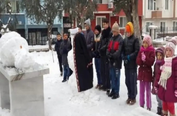 Kardan Adamın Cenazesine Kardan İmam