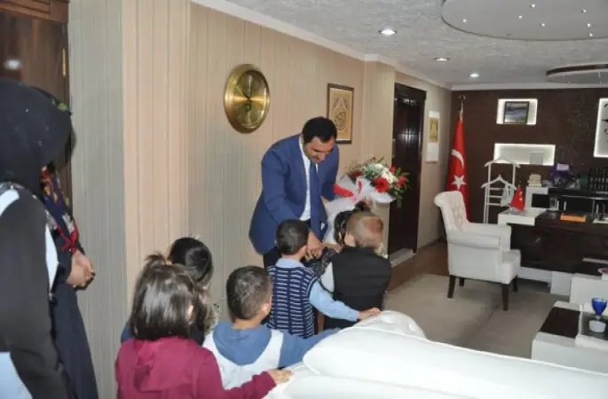 Minik Öğrencilerden Müftüye 'Hoşgeldin' Sürprizi