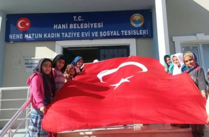 Hani'deki Kur'an kursu öğrencilerinden Mehmetçiğe Zeytin Dalı Desteği