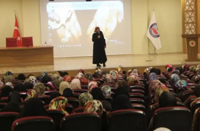 Vaize Semra Yüksel,İslam, kadınların omuzlarının üzerinde yükselmiştir