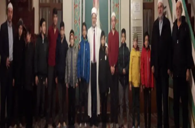 Sabah Namazına Gelenlere Çocuklara Müftü Aydın, harçlık dağıttı.