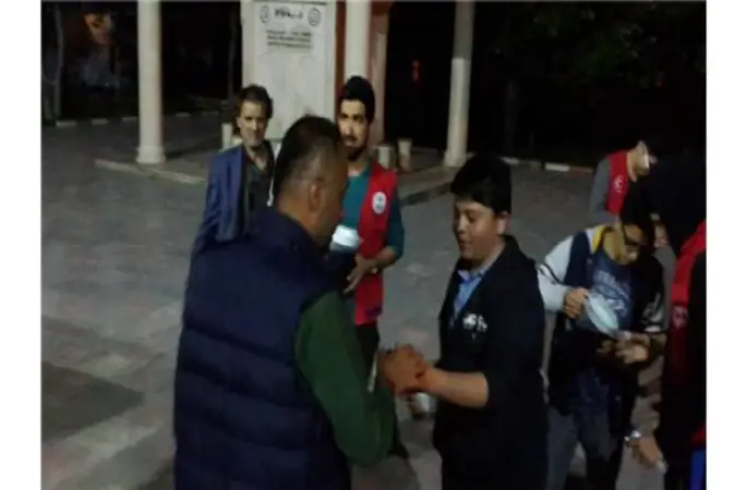 Gençler, Teravih Namazı Sonrası Cemaate Şerbet İkram Etti