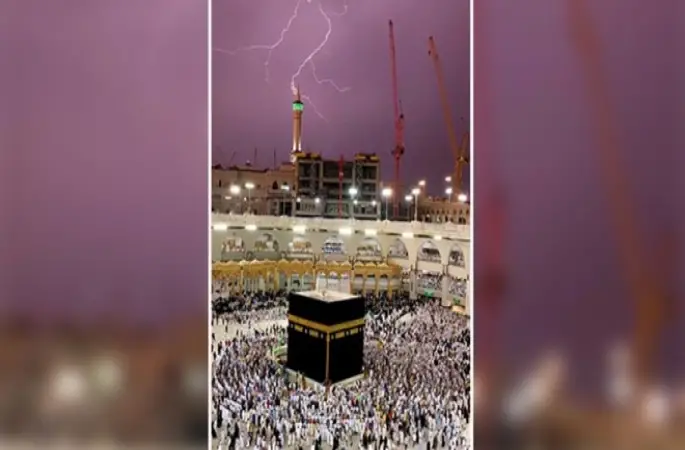 Kabe'de namaz yağmur ve şimşekler altında kılındı
