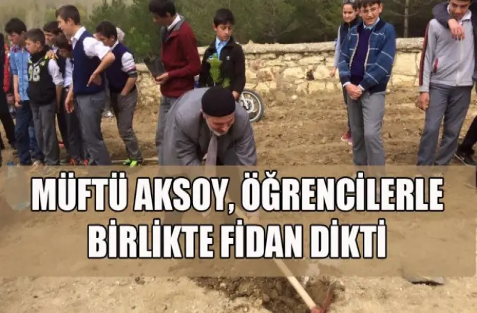 Müftü Aksoy, öğrencilerle birlikte fidan dikti