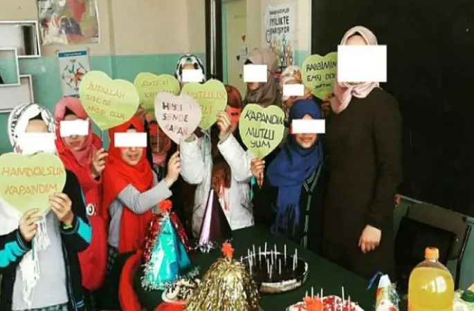 Öğrencilerle kapanma partisi yapan öğretmene inceleme