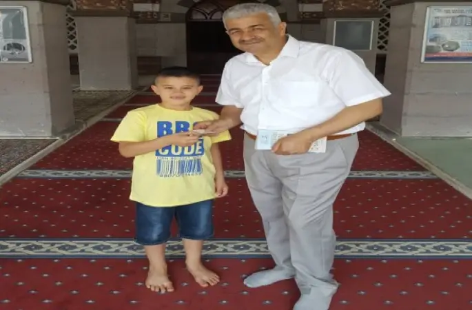 10 Yaşındaki Öğrenci Kumbara’dan Çıkan Paralarla Kadir Gecesi’nde Tatlı Dağıttı