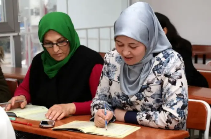 İslamiyeti Seçti,Kur'an Kerim-i Öğrendi.