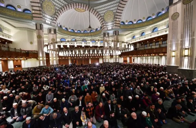 Erbaş, Millet Camii’nde çocuklar ve gençlerle buluştu