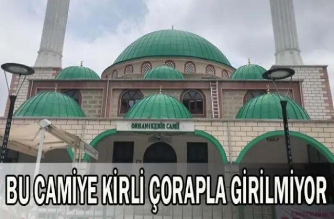 Bu camiye kirli çorapla girilmiyor