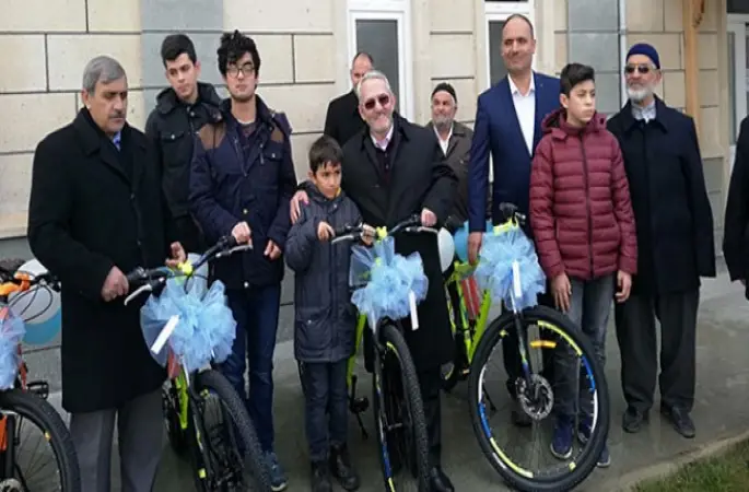 Sabah namazına gelen çocuklara bisiklet
