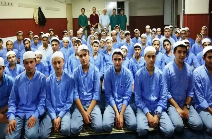 Kırıkhan Erkek Kur’an Kursu 120 Öğrencisi ile Tektip elbiseye geçti. 