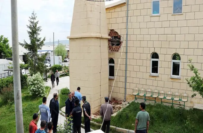 Namaza 7 dakika kala camiye yıldırım düştü