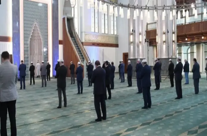 Diyanetten Cuma namazı için uyarı afişi