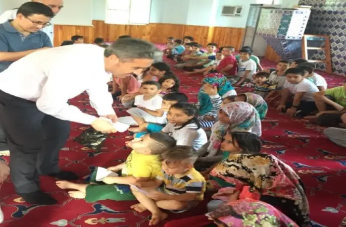 İmam, çocuklara bayram harçlığı dağıttı